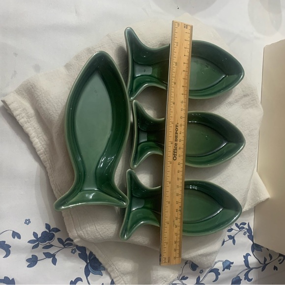 Elegant Green Fish-Shaped Ceramic Plates - Picture 3 of 6